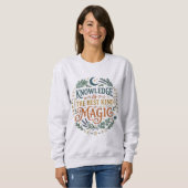 Knowledge is the Best Kind of Magic Book Moon Sweatshirt (Vorne ganz)