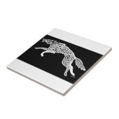 Knüpfarbeit-Wolf, weiß auf Schwarzem Fliese (Seite)