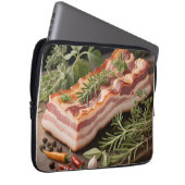 Knuspriger Bacon-Block Kräuter Laptopschutzhülle (Vorne Rechts)