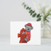 Koala als Feuerwehrmann mit Hydrant Postkarte (Stehend Vorderseite)