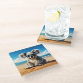 Koala am Sandstrand Glasuntersetzer (Schrägansicht)