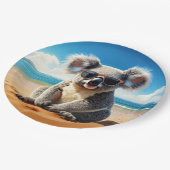Koala am Sandstrand Pappteller (Schrägansicht)