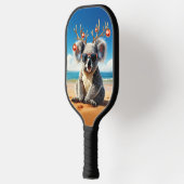Koala am Strand mit Geweih und Schmuck Pickleball Schläger (Links)