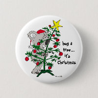 Koala Bär umarmt einen Weihnachtsbaum