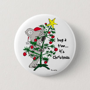 Koala Bär umarmt einen Weihnachtsbaum Button