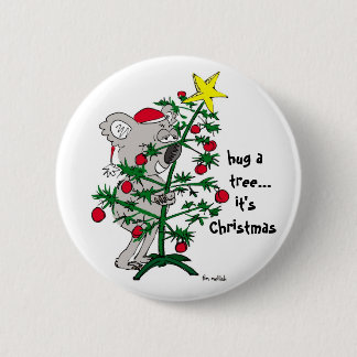 Koala Bär umarmt einen Weihnachtsbaum Button