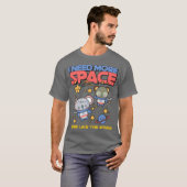 Koala Bear Floating in Space Whimsical Cosmic Frie T-Shirt (Vorne ganz)