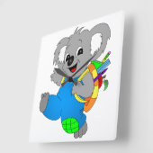 Koala Bear mit Rucksack Quadratische Wanduhr (Winkel)
