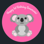 Koala Bear Niedlich Kid Birthday Party Runder Aufkleber<br><div class="desc">Adorable kuschelige Koalabären mit rosa machen ein vollkommenes Geburtstagsthema,  für ein Mädchen,  einen Jungen oder ein Kind,  das diese niedlichen australischen Koalabären Lieben! Ideal für tierliebende Kinder! Auch perfekt für den ersten Geburtstag eines Babys!</div>