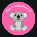 Koala Bear Niedlich Kid Birthday Party Runder Aufkleber<br><div class="desc">Adorable kuschelige Koalabären mit rosa machen ein vollkommenes Geburtstagsthema, für ein Mädchen, einen Jungen oder ein Kind, das diese niedlichen australischen Koalabären Lieben! Ideal für tierliebende Kinder! Auch perfekt für den ersten Geburtstag eines Babys!</div>