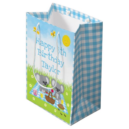 Koala Bears Picnic Blue Gingham Happy Birthday Mittlere Geschenktüte (Vorderseite Schrägansicht)