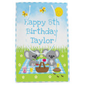Koala Bears Picnic Blue Gingham Happy Birthday Mittlere Geschenktüte (Vorderseite)