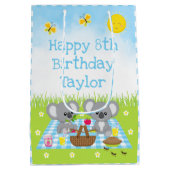 Koala Bears Picnic Blue Gingham Happy Birthday Mittlere Geschenktüte (Rückseite)