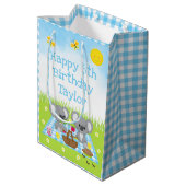Koala Bears Picnic Blue Gingham Happy Birthday Mittlere Geschenktüte (Rückseite Schrägansicht)