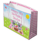 Koala Bears Picnic Pink Gingham Happy Birthday Große Geschenktüte (Rückseite Schrägansicht)
