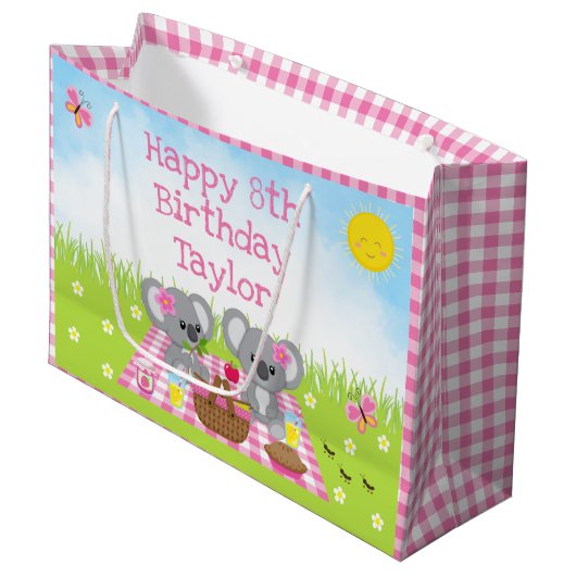 Koala Bears Picnic Pink Gingham Happy Birthday Große Geschenktüte (Vorderseite Schrägansicht)