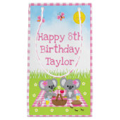 Koala Bears Picnic Pink Gingham Happy Birthday Kleine Geschenktüte (Vorderseite)