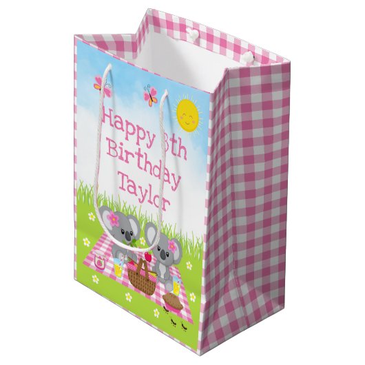 Koala Bears Picnic Pink Gingham Happy Birthday Mittlere Geschenktüte (Vorderseite Schrägansicht)