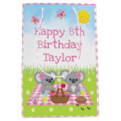Koala Bears Picnic Pink Gingham Happy Birthday Mittlere Geschenktüte (Vorderseite)