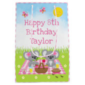 Koala Bears Picnic Pink Gingham Happy Birthday Mittlere Geschenktüte (Rückseite)