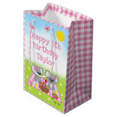 Koala Bears Picnic Pink Gingham Happy Birthday Mittlere Geschenktüte (Rückseite Schrägansicht)