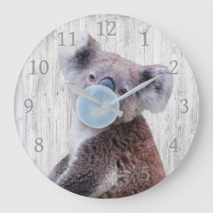 Koala bläst blaue Bubble Gum auf Holzstruktur   Große Wanduhr