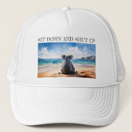 Koala, der den Ozean sieht, setzt sich nieder und Truckerkappe