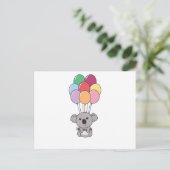 Koala fliegt mit farbenfrohen Balloons auf Postkarte (Stehend Vorderseite)