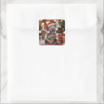 "Koala Kris Kringle: Christmas Down Under" Quadratischer Aufkleber<br><div class="desc">Dieses Bild bringt eine festliche australische Drehung,  mit der Koala in einer Weihnachtsmannmütze inmitten von Weihnachtsgeschenken und einem sanften Buschglühen.</div>