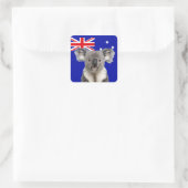 Koala mit australischem Flaggenhintergrund Quadratischer Aufkleber (Tasche)