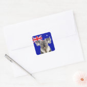 Koala mit australischem Flaggenhintergrund Quadratischer Aufkleber (Umschlag)