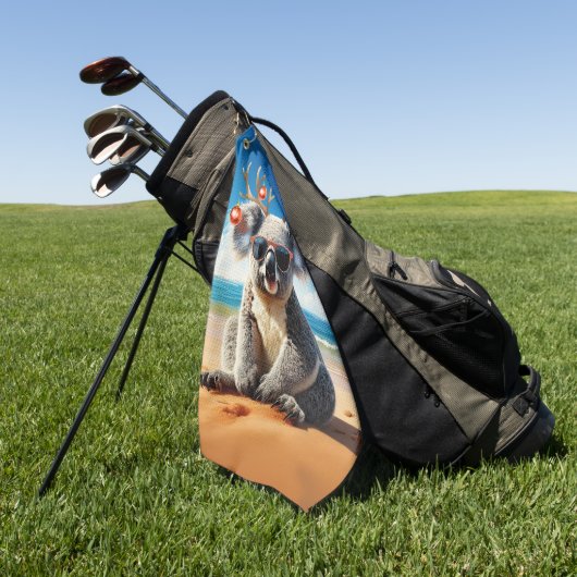 Koala on beach wearing Antlers and baubles Golfhandtuch (Gras)