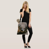 Koala ruht an Baumrinde Tasche (Am Model)