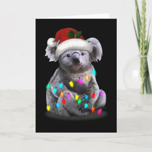 Koala sitzt mit Weihnachtsbeleuchtung Weihnachtsze Karte