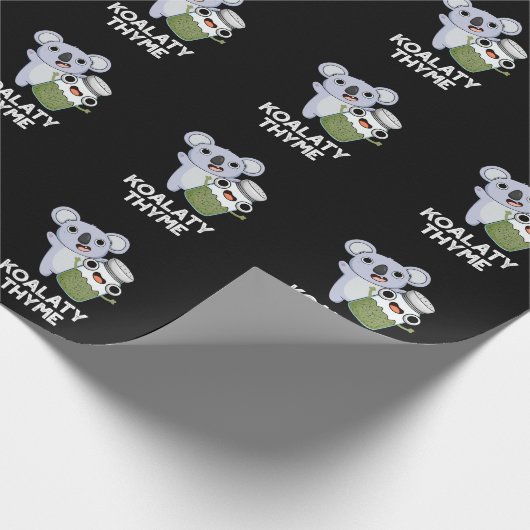 Koala-ty Thyme Funny Koala Thyme Pun Dark BG Geschenkpapier (Ecke)