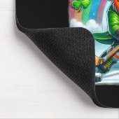 Kobold beim Eishockeyspiel am St. Patrick's Day Mousepad (Ecke)