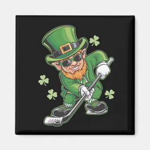 Kobold beim Hockey spielen St. Patrick's Day Irisc Magnet