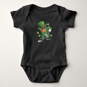 Kobold beim Hockeyspiel St. Patrick's Day Irisch Baby Strampler