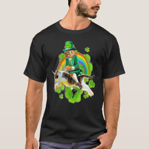 Kobold Katze Reitet Regenbogen Glück Kleeblatt St. T-Shirt