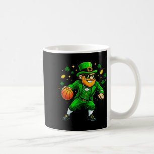 Kobold spielt Basketball lustiger St. Patrick's Da Kaffeetasse