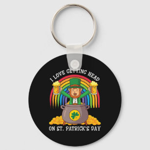 Kobold trinkt Bier Ich liebe es, auf St. Patrick e Schlüsselanhänger