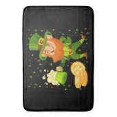 Kobold trinkt Bier St. Patrick's Day Badematte (Vorderseite Vertikal)