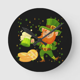 Kobold trinkt Bier St. Patrick's Day Runde Wanduhr