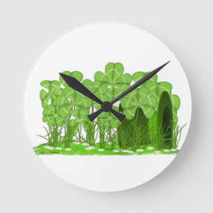 Kobolds Zylinderhut liegt auf einem Feld von Shamr Runde Wanduhr