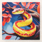 Kobra mit lebendiger rot-gelber Waage in Baumkrone Glasuntersetzer (Vorderseite)