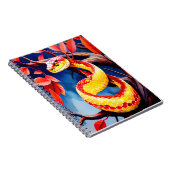 Kobra mit lebendiger rot-gelber Waage in Baumkrone Notizblock (Rechte Seite)