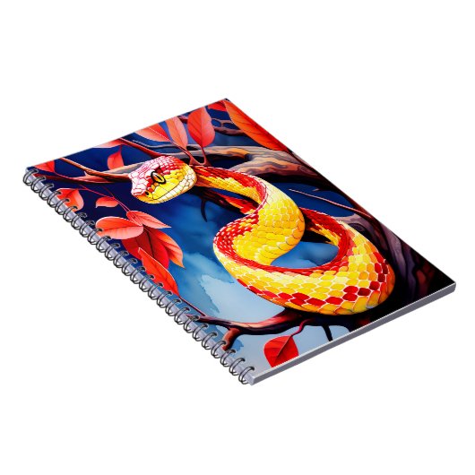 Kobra mit lebendiger rot-gelber Waage in Baumkrone Notizblock (Rechte Seite)