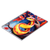 Kobra mit lebendiger rot-gelber Waage in Baumkrone Notizblock (Linke Seite)