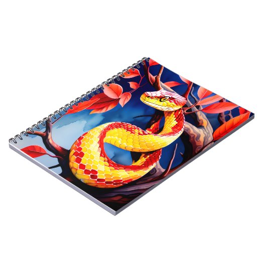 Kobra mit lebendiger rot-gelber Waage in Baumkrone Notizblock (Linke Seite)