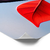 Kobra mit lebendiger rot-gelber Waage in Baumkrone Poster (Ecke)